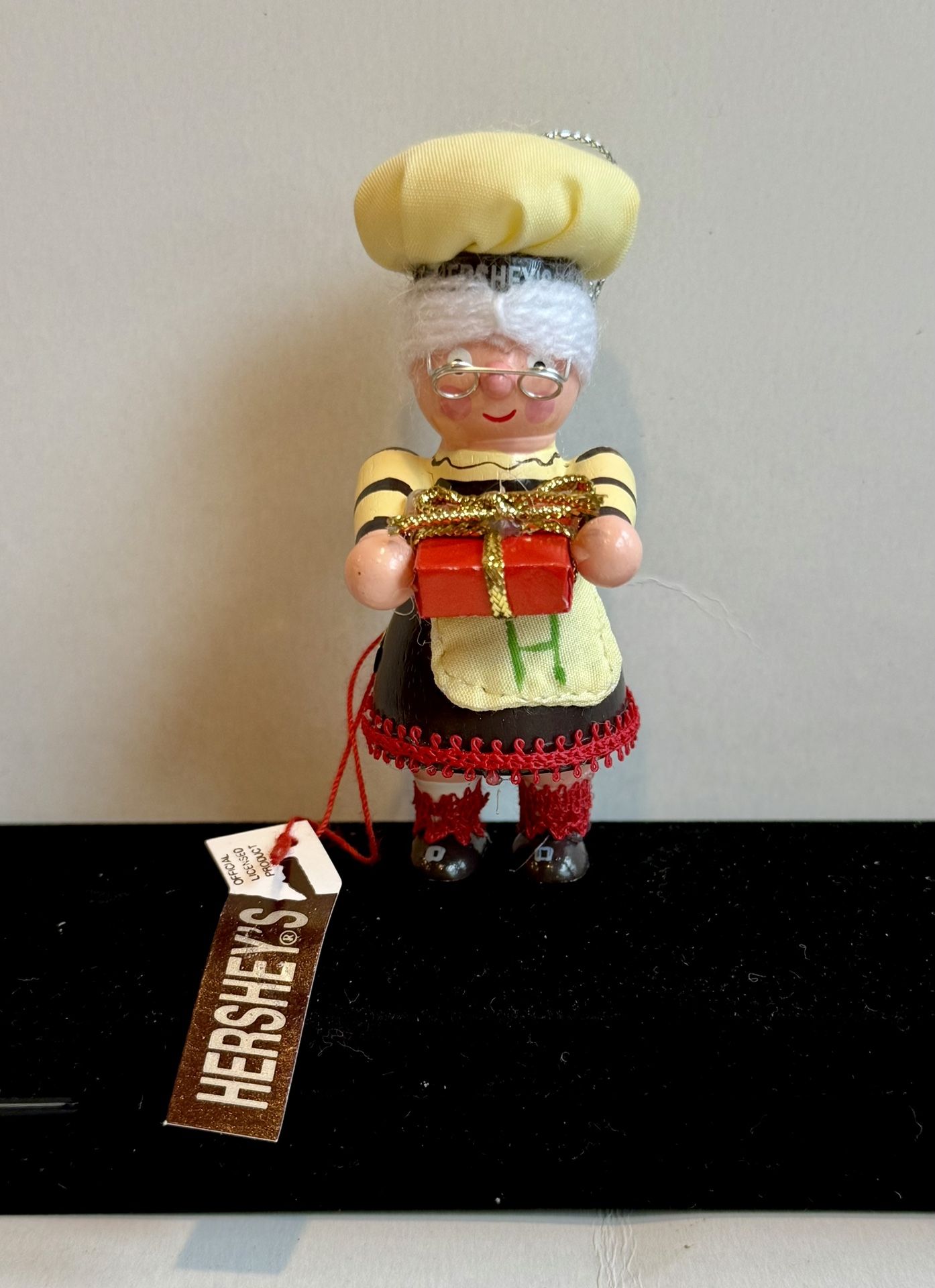 Hersheys Ornament Mrs Santa Holding A Present 1999 with Tag