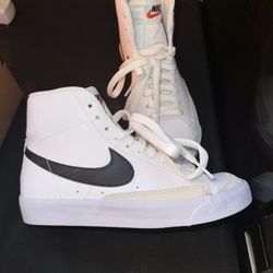 USED🌻NIKE BLAZER🌻KIDS🌻SIZE 4