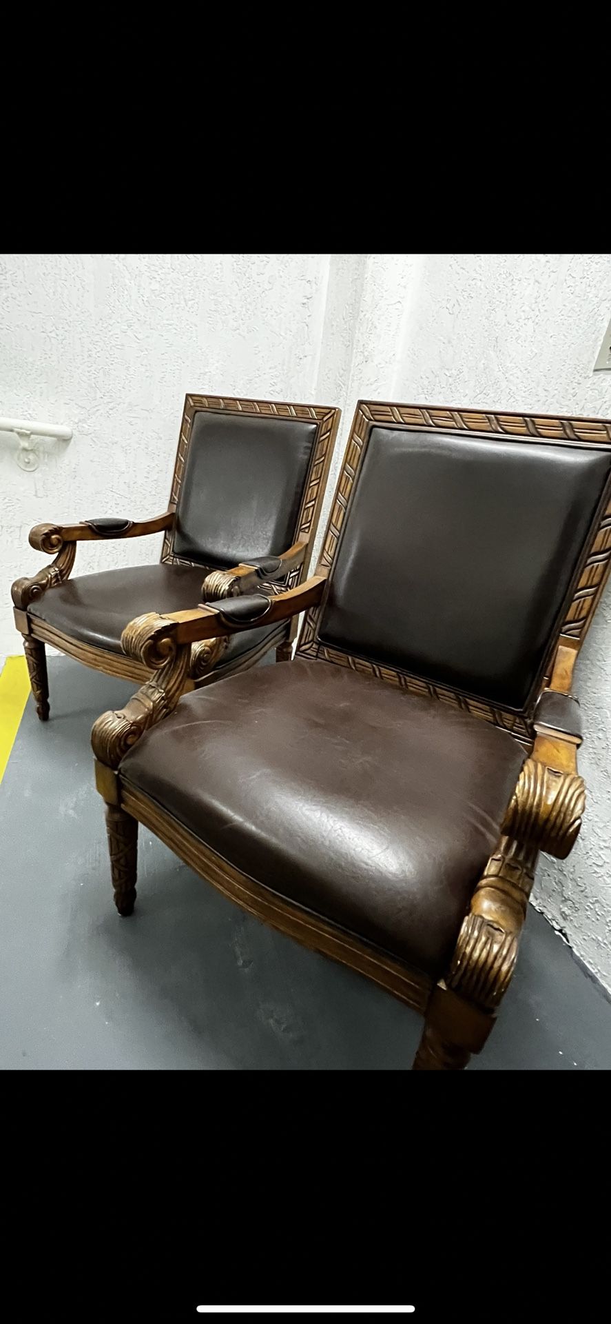 Louis XVI Leather Chair Engraved Wooden Gothic Rustic Table Room Chair Wood Garage Wooden Office Lawyer Doctors Display Store