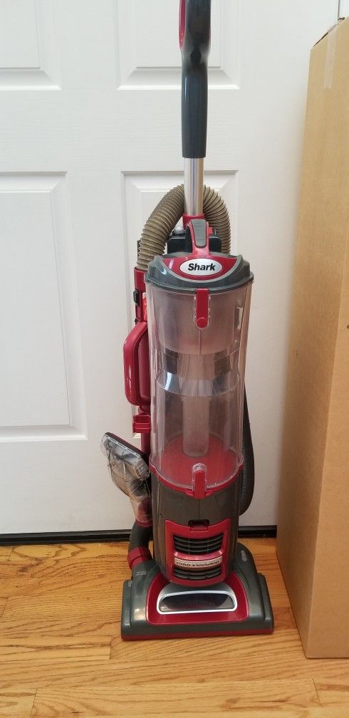 NEW cond SHARK ROTATOR VACUUM WITH COMPLETE ATTACHMENTS  AMAZING SUCTION  WORKS EXCELLENT  IN THE BOX