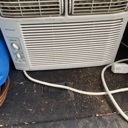 Frigidaire 12,000 BTU A/C