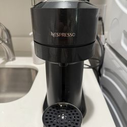 Nearly-BRANDNEW Nespresso Vertuo Espresso/coffee Machine