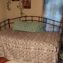 Day Bed With Matress Easy Set Up 