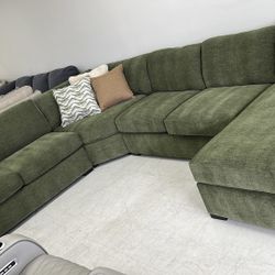Beautiful Green Sectional / Same Day Delivery 🚚/ No Credit Needed 