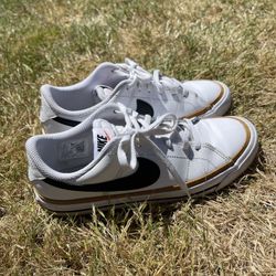 Nike shoes, youth boy 6 or women’s 7.5/8