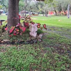 Triple Seahorse Statue For Flower Beds 