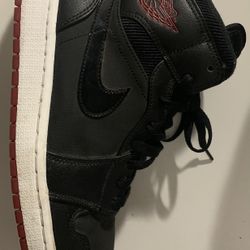 JORDAN 1 MID BLACK UNIVERSITY RED