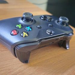 Official Microsoft Xbox Wireless Controller with Bluetooth (Xbox Series X/S, One, PC)
