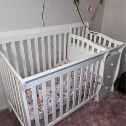 4-in-1 Convertible Crib
and Changer with Mattress