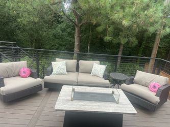 PENDING P/U- Outdoor patio set