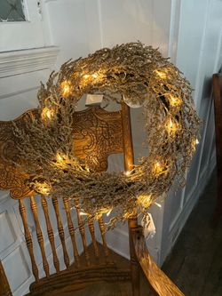 Pre- lit Christmas Wreath