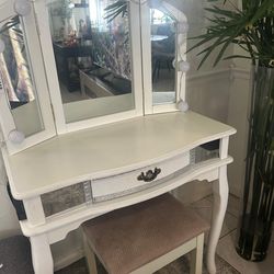 Elegant Tri-Fold Vanity with Stool – Like New!