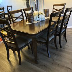 Dining table with extension leaf