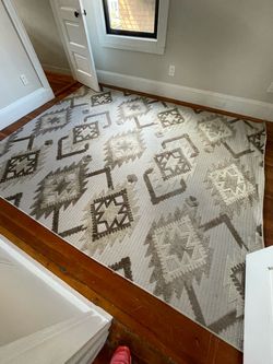 Area rug 7.5ft x 10ft