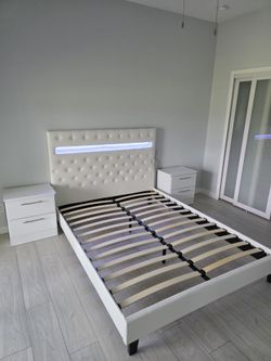 Cama Led con 2 mesas de noche