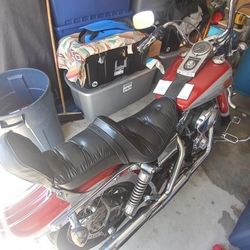 A 2000 Harley Davidson Dyna Wide Glide