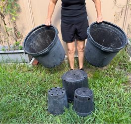 5 plastic pots different sizes, the smaller is 2 gallons pots all for $10