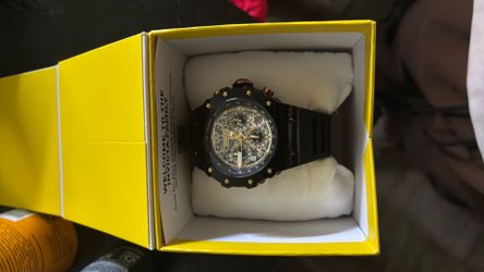 Selling brand new invicta whatch for 300 cash or zell you gotta come to me