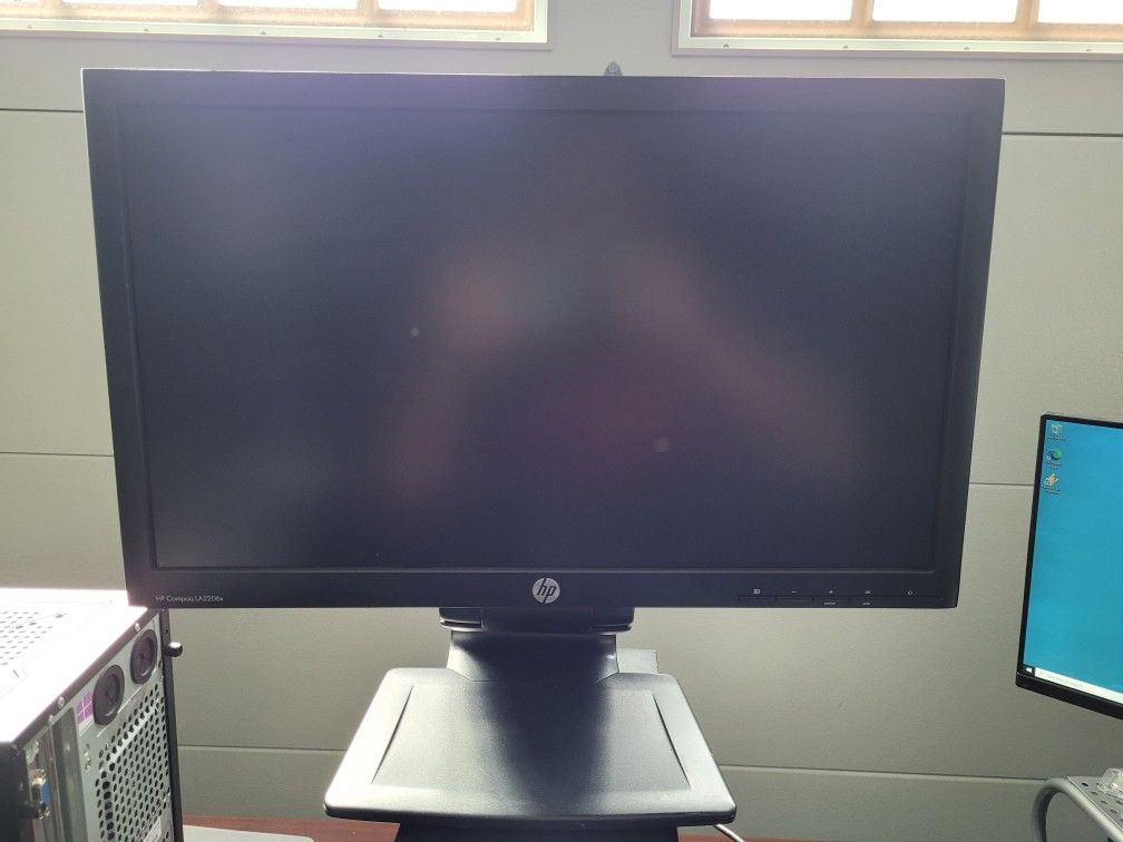 HP 22 Inch LCD Monitor - Display Port, DVI, VGA Inputs