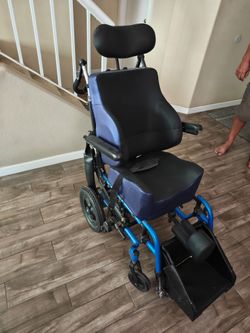 Tilt-in-Space Manual Wheelchair with Headrest