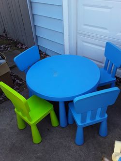 Kids table and chairs