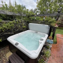 Sundance Prada 4-5 person spa