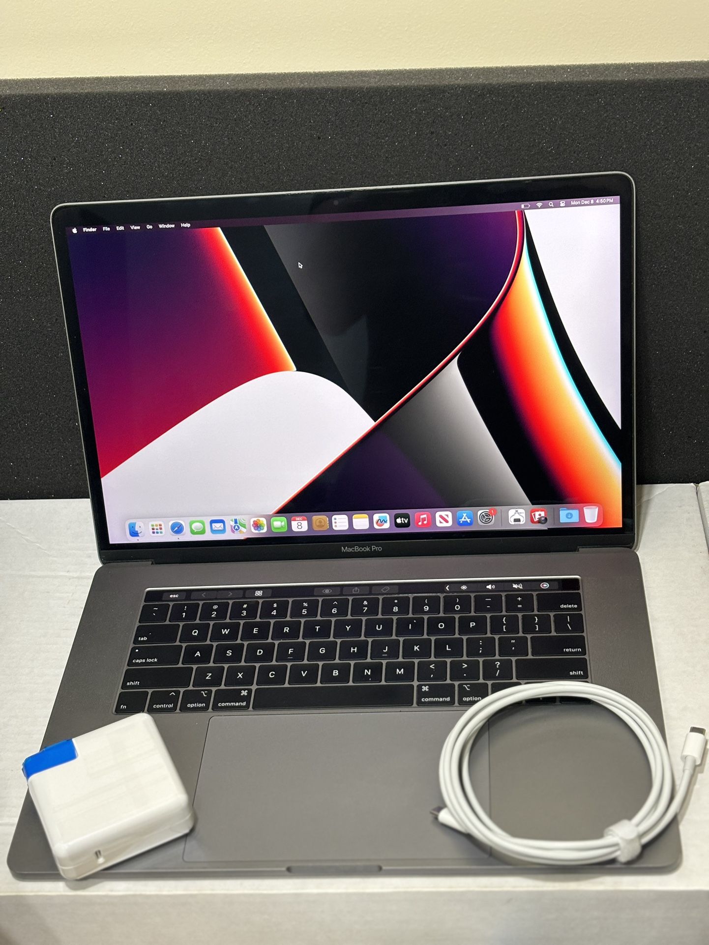 Macbook Pro 15 2018 i7/ 16gb ram 512 gb
