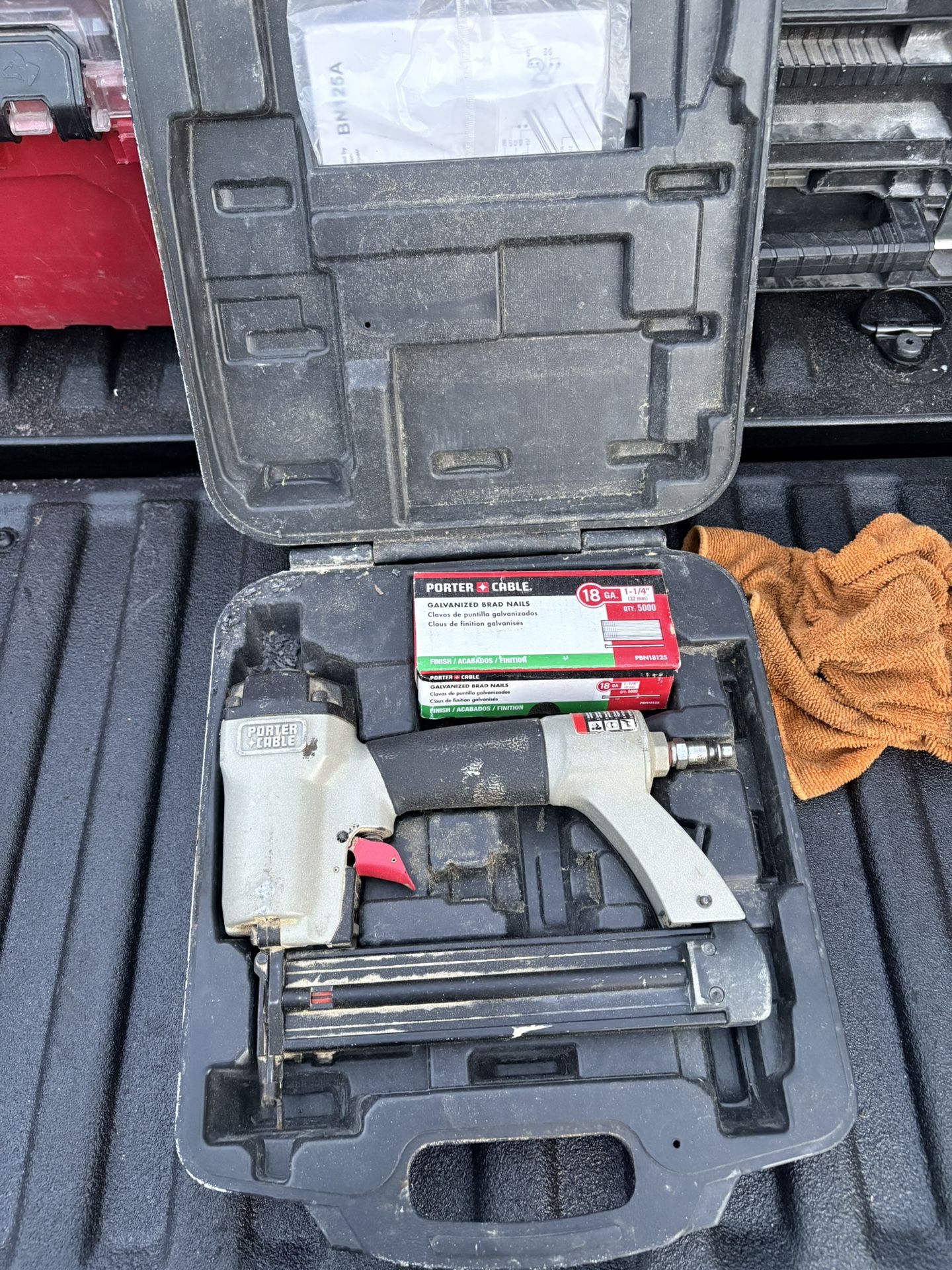 Porter Cable pneumatic nailer + nails - in original case - ready to work