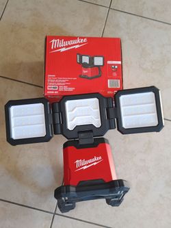 Milwaukee
M18 18-Volt Lithium-Ion Cordless 4500 Lumens ROVER Dual Power Triple-Panel Flood & Area Light (Tool-Only)