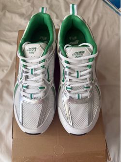 NEW Womans size 9.5 wide tennis shoes