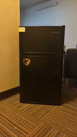 (PRICE IS NEGOTIABLE) Black&decker mini fridge