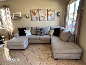 DELIVERY AVAILABLE 🚛! Gorgeous Sectional couch with double chaise!