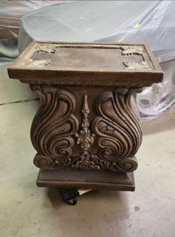 Ornate Style Pedestal Side Table