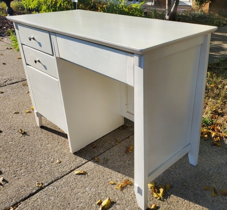 Gorgeous Pottery Barn Style Solid White Desk in Excellent Condition.