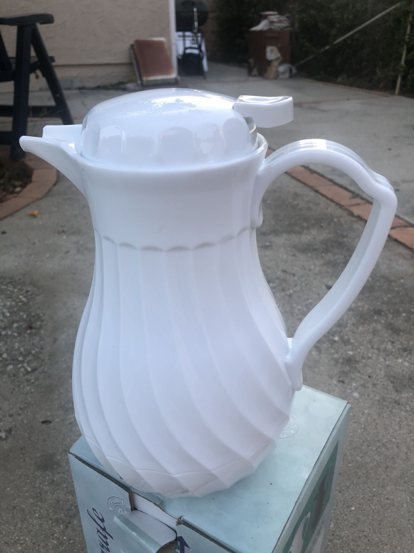 Swirl Carafe. 42 - Ounce. 1.5 liter capacity.