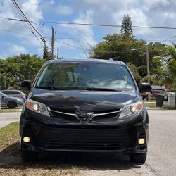 2021 Toyota Sienna XLE 