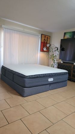 VERY NICE LIKE NEW KING SIZE BEAUTYREST PLATINUM MATTRESS AND BOXSPRINGS FOR SALE! IN GREAT CONDITION, FREE DELIVERY