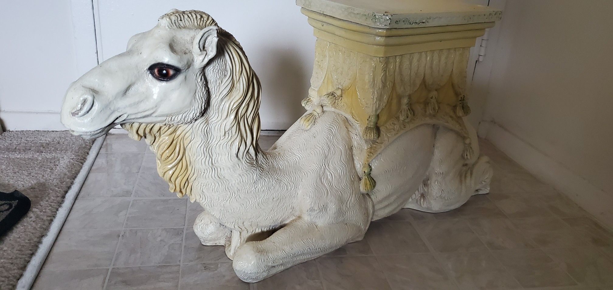 Camel decoration piece