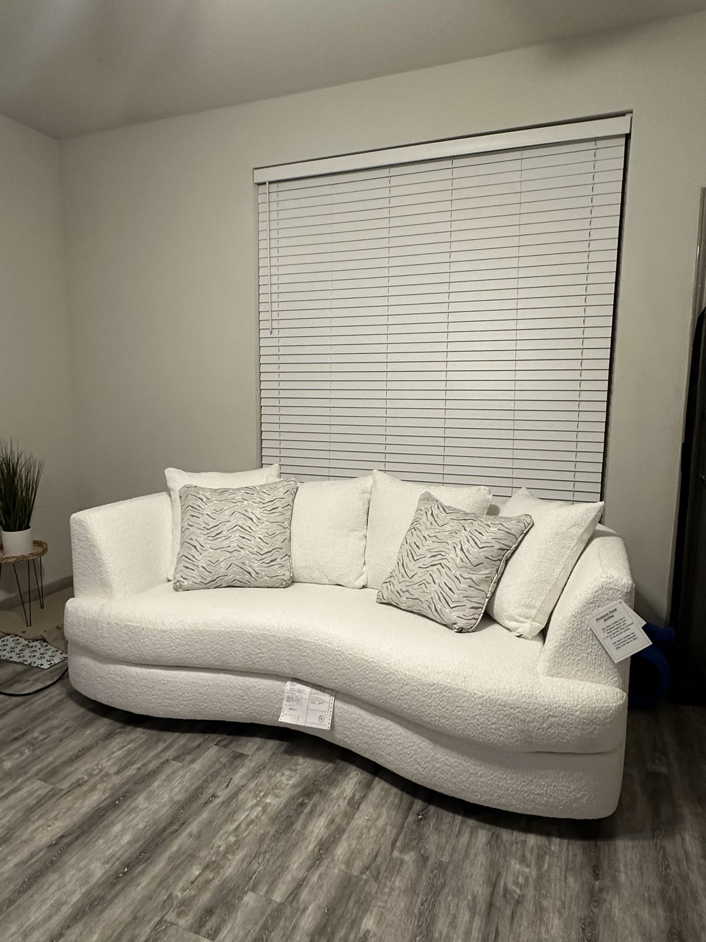 Bella Couch (white) 