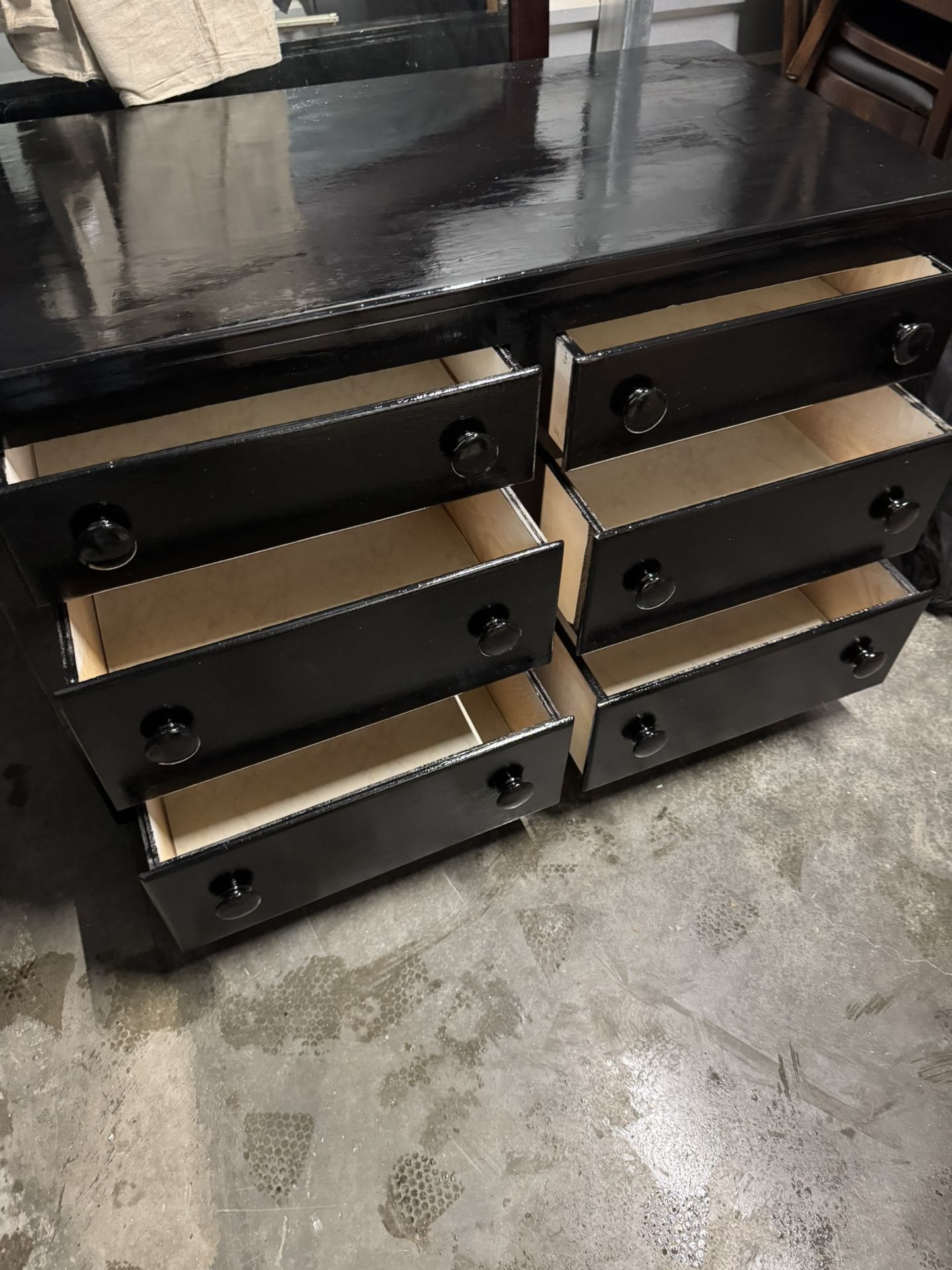 Black Dresser Good / Cajonera Buena 30”Tx23.5”Dx46”W