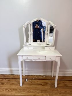 Makeup vanity with lights