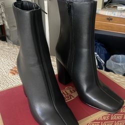 Media botas negras  Simi nuevas size 7 con suerte alado