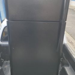 FRIGIDAIRE 28 " REFRIGERATOR WORKS GREAT CAN DELIVER ANYWHERE 