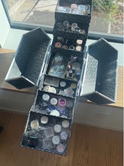 Nail storage box