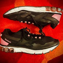 REEBOK WOMAN'S ATHLETIC SHOES. SIZE: 10. GOOD CONDITION.