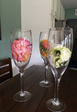 Large champagne glass with round ball silk flower arrangement used for  table centerpieces for Sale in Fountain Valley, CA - OfferUp