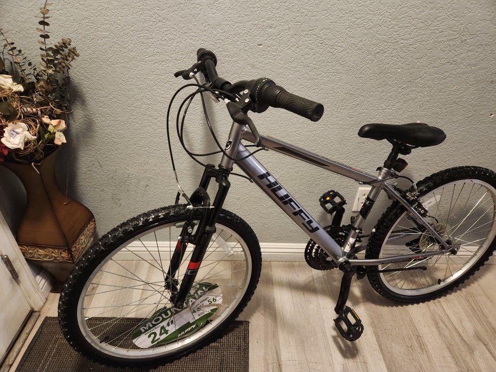 Huffy Bike Rack Boys 24 18 Speed Mont Sports Condition Like New Ready To Ride