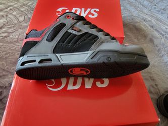 DVS TENNIS SHOES SIZE 9 NEW