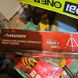 Husky Puksating Sprinkler With Tripod 