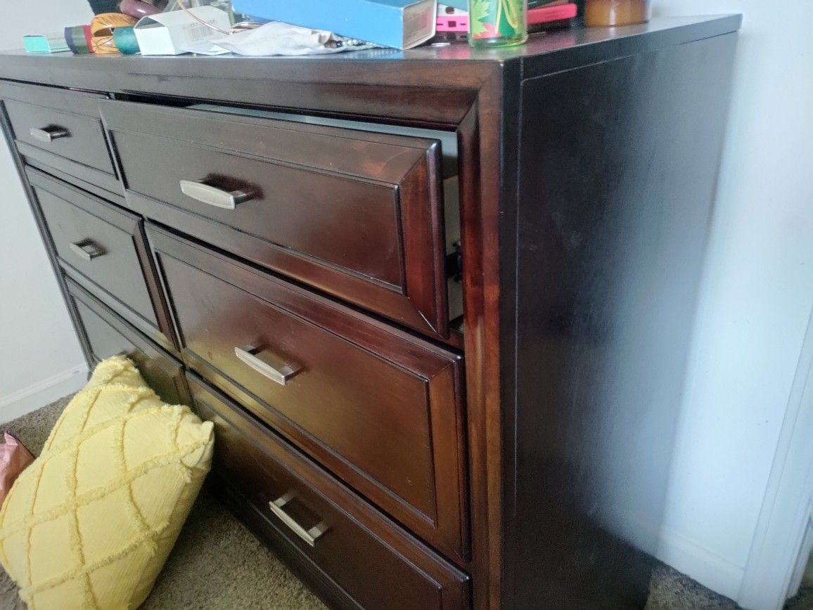 Dresser With Matching End Tables